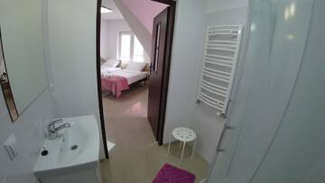 Фото номера Quadruple Room with Bathroom and Extra Bed Апарт-отели Apartamenty Kozienice г. Козенице 3