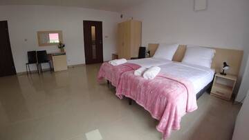 Фото номера Quadruple Room with Bathroom and Extra Bed Апарт-отели Apartamenty Kozienice г. Козенице 10